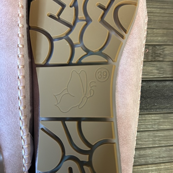 Rose slip ons!! NWOB Never worn. Size 8
Trendy house slippers - Picture 9 of 9